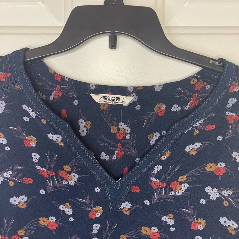 Mountain khaki floral v neck long‎ sleeve top. - Picture 4 of 7